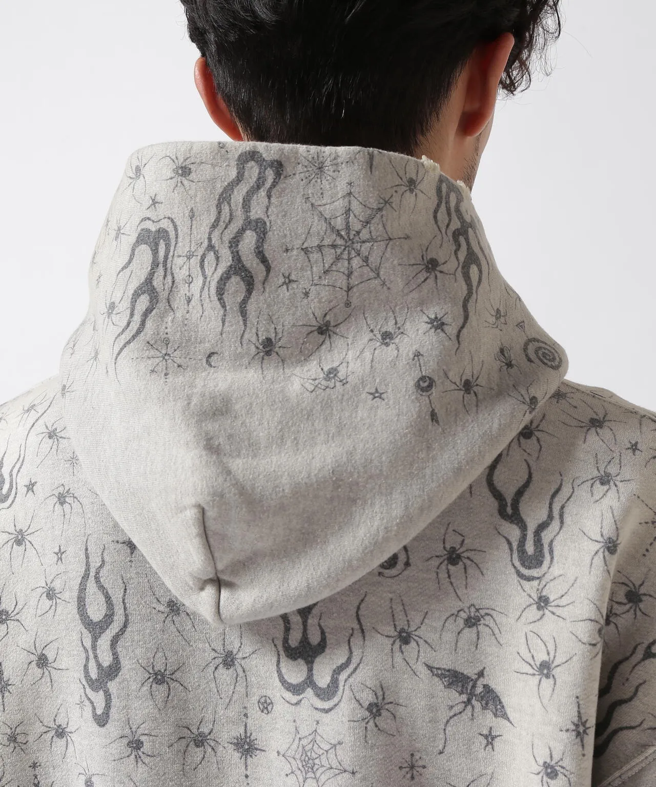 SAINT Mxxxxxx x DR. WOO HOODIE ' Dr.Woo ' /GRY Flame Swirl Spider Web Hoodie Distressed Gray S-XL Custom-woven and dyed nostalgic gray fabric. After printing, the garment is sprayed with potion to cause the fabric to oxidize and fade. A large number of artificial fabric destruction processes are added to make the whole piece of clothing look aged and unique like a work of art. This hoodie is co-branded with a famous tattoo design artist and customized with a full set of Dr.Woo accessories. Bringing you authentic items!